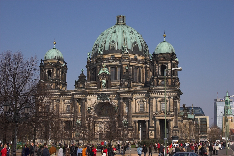 Berliner Dom im Frühjahr. Foto: Dirk Paeschke, www.kostenlos-fotos.de