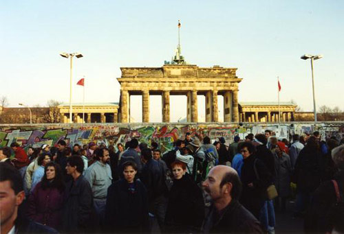 Vor der Mauer am Brandenburger Tor