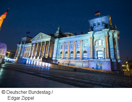 Blick auf das Reichstagsgebäude beim Fest 20 Jahre Deutsche Einheit. Aufnahmedatum: 03.10.2010. Copyright: Deutscher Bundestag / Edgar Zippel.