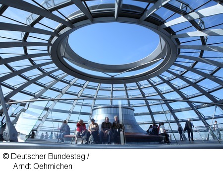 Besucher auf der Aussichtsebene der Kuppel. Aufnahmedatum: 12.09.2010. Copyright: Deutscher Bundestag / Arndt Oehmichen